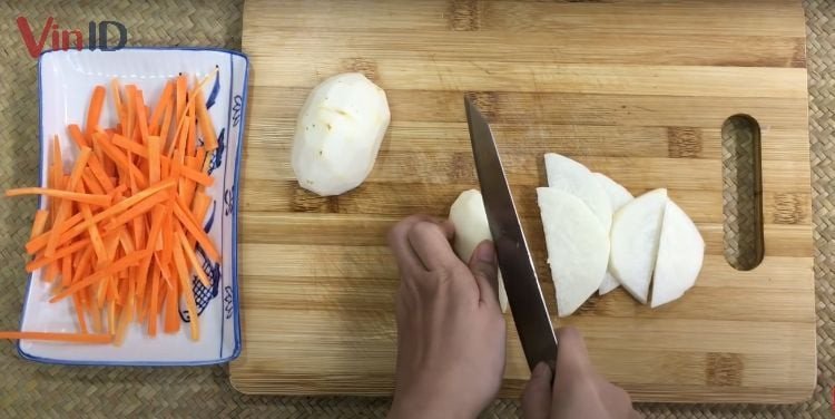 Thái sợi cà rốt và củ sắn chuẩn bị hấp cá trắm