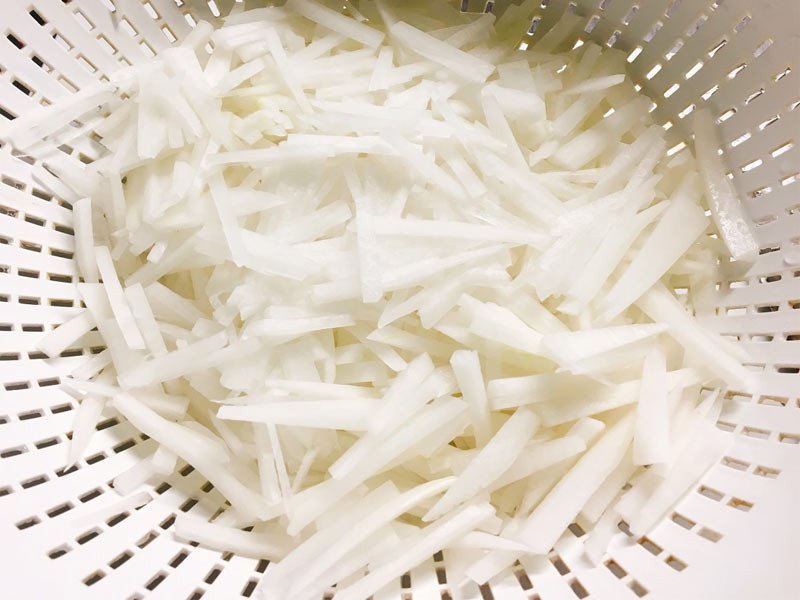 Thái sợi củ cải bằng dao cho món xào ngon chuẩn vị