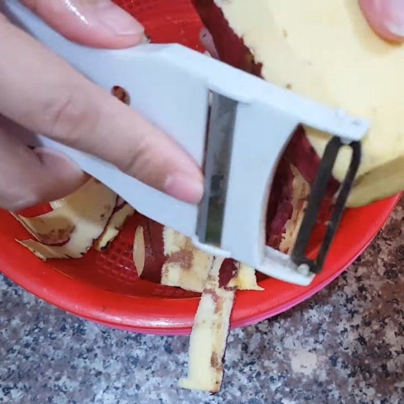 Thái sợi khoai lang bằng dụng cụ bào chuyên dụng