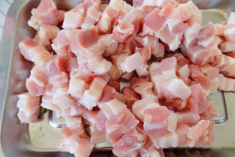 Thái thịt ba chỉ hạt lựu cho món kho quẹt