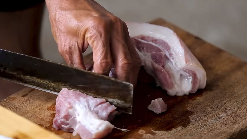 Thái thịt thành những miếng vuông đều