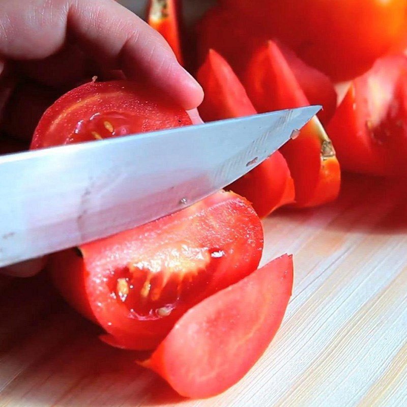 Thái thịt trâu lát mỏng ngang thớ để món xào không dai