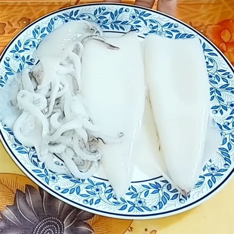Thân mực tươi đã được làm sạch và khứa vảy rồng đẹp mắt, chuẩn bị cho món mực xào