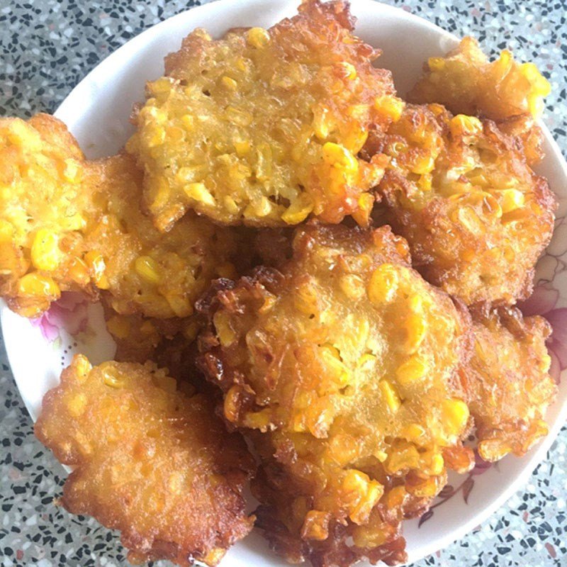 Thành phẩm bánh bắp chiên với bột mì thơm ngon, hấp dẫn sau khi chế biến