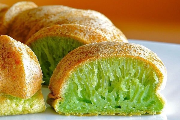 Thành phẩm bánh bò rễ tre thơm ngon, với màu xanh lá dứa tự nhiên và kết cấu rễ tre hấp dẫn.