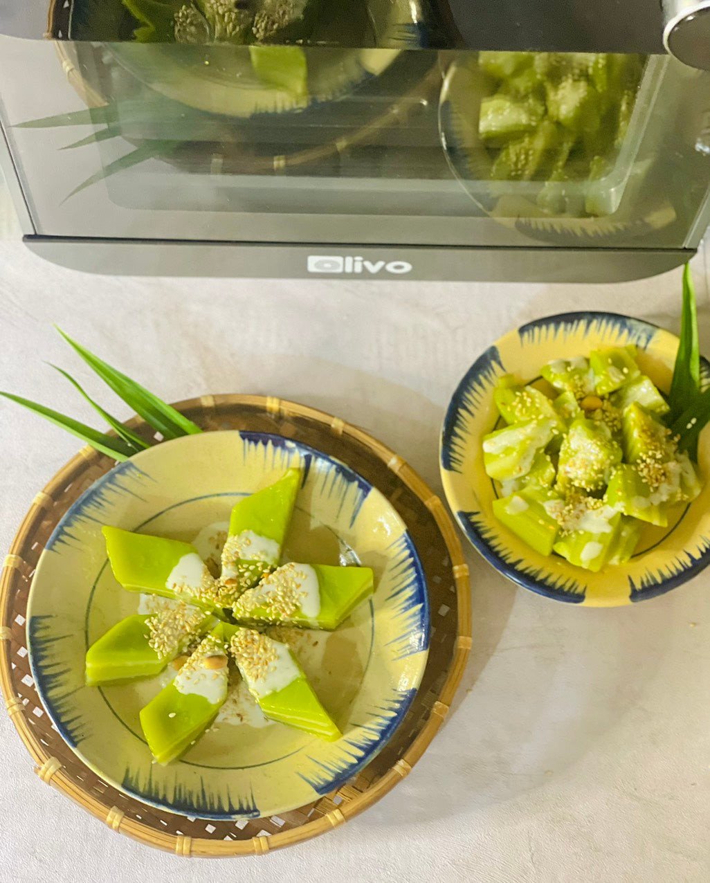 Thành phẩm bánh da lợn đậu xanh mềm dẻo, thơm ngon rắc thêm vừng