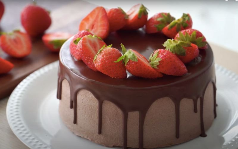 Thành phẩm bánh kem socola dâu tây hấp dẫn và ngọt ngào