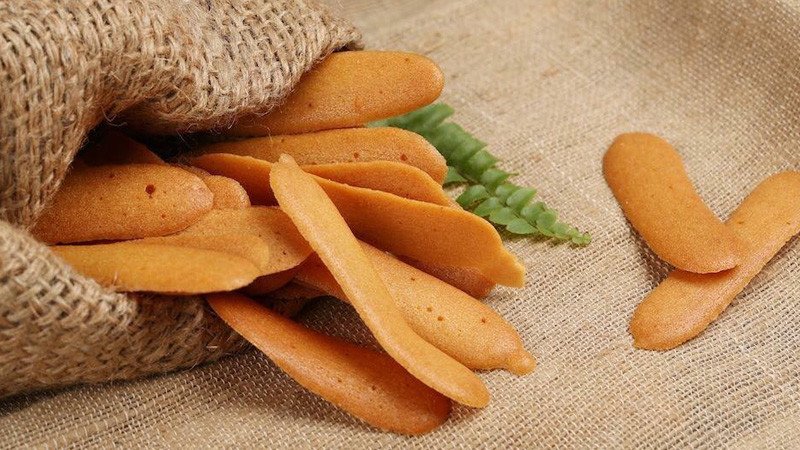 Thành phẩm bánh lưỡi mèo vàng ươm, giòn rụm