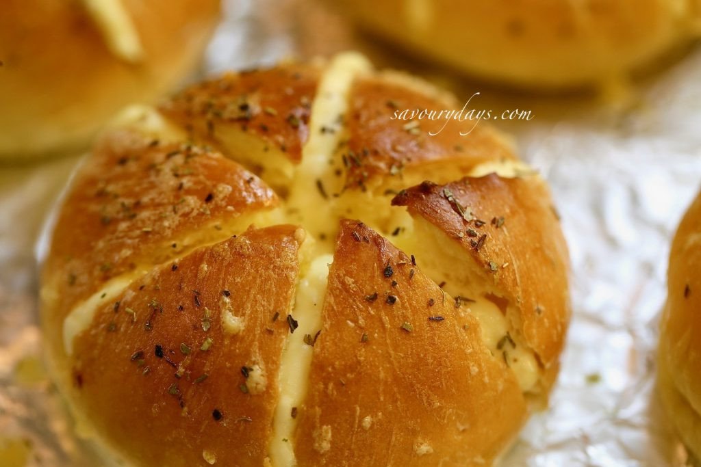 Thành phẩm bánh mì bơ tỏi cách làm hoàn hảo, với lớp vỏ giòn và nhân phô mai béo ngậy, hấp dẫn mọi tín đồ ẩm thực