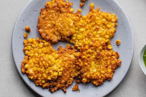 Thành phẩm bánh ngô chiên giòn rụm sau khi sử dụng bột chiên giòn, sẵn sàng để thưởng thức