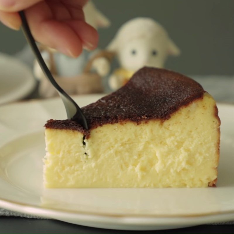 Thành phẩm bánh phô mai nướng cháy Basque Burnt Cheese hoàn chỉnh, mềm mại và thơm ngon