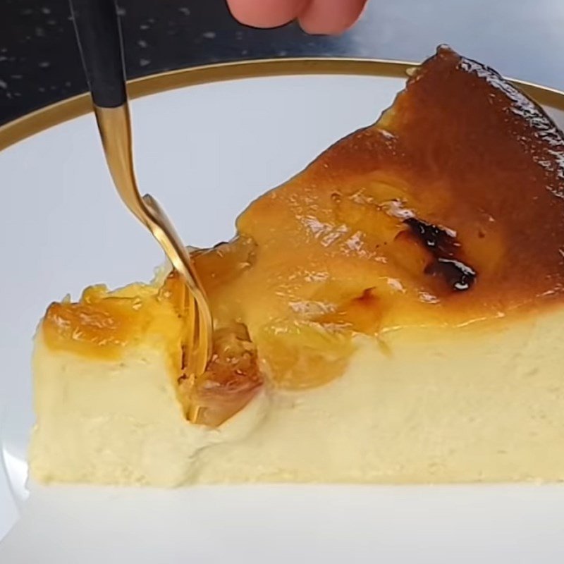 Thành phẩm bánh phô mai nướng dứa cắt lát, với lớp dứa nướng trên mặt và cốt bánh mềm mại