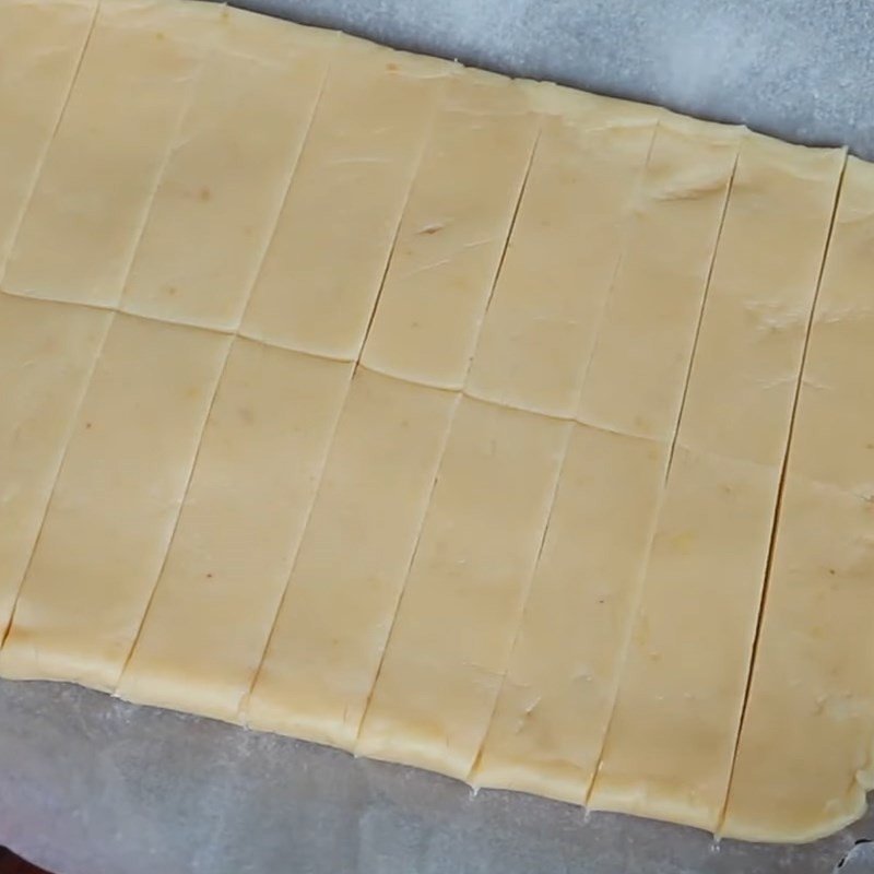 Thành phẩm bánh sữa Ba Vì mềm dẻo, cắt thành miếng vừa ăn