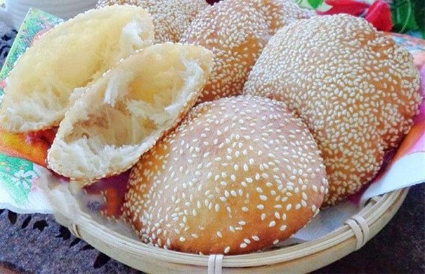Thành phẩm bánh tiêu vàng ươm, nở phồng hấp dẫn