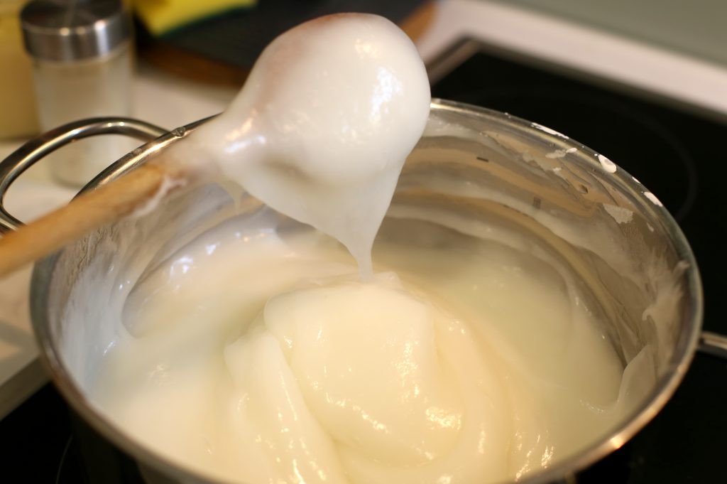 Thành phẩm bột bánh đúc nóng sau khi khuấy xong, đạt độ trong và dẻo mịn