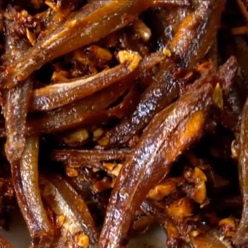 Thành phẩm cá cơm khô chiên nước mắm tỏi ớt thơm lừng