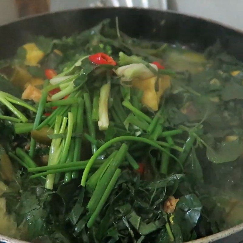 Thành phẩm cá lăng om chuối đậu nóng hổi, hấp dẫn