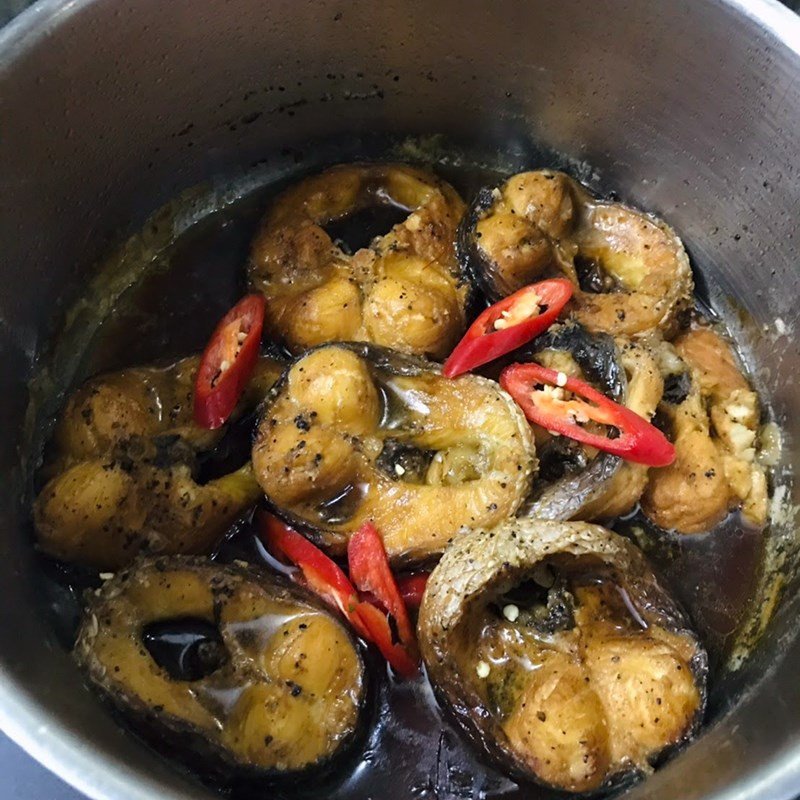 Thành phẩm cá lóc kho tiêu nóng hổi, rắc thêm tiêu và ớt tươi