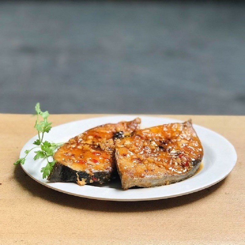 Thành phẩm cá thu rim mắm tiêu thơm ngon trên đĩa