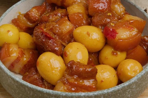 Thành phẩm cách làm thịt kho trứng cút nước dừa thơm ngon