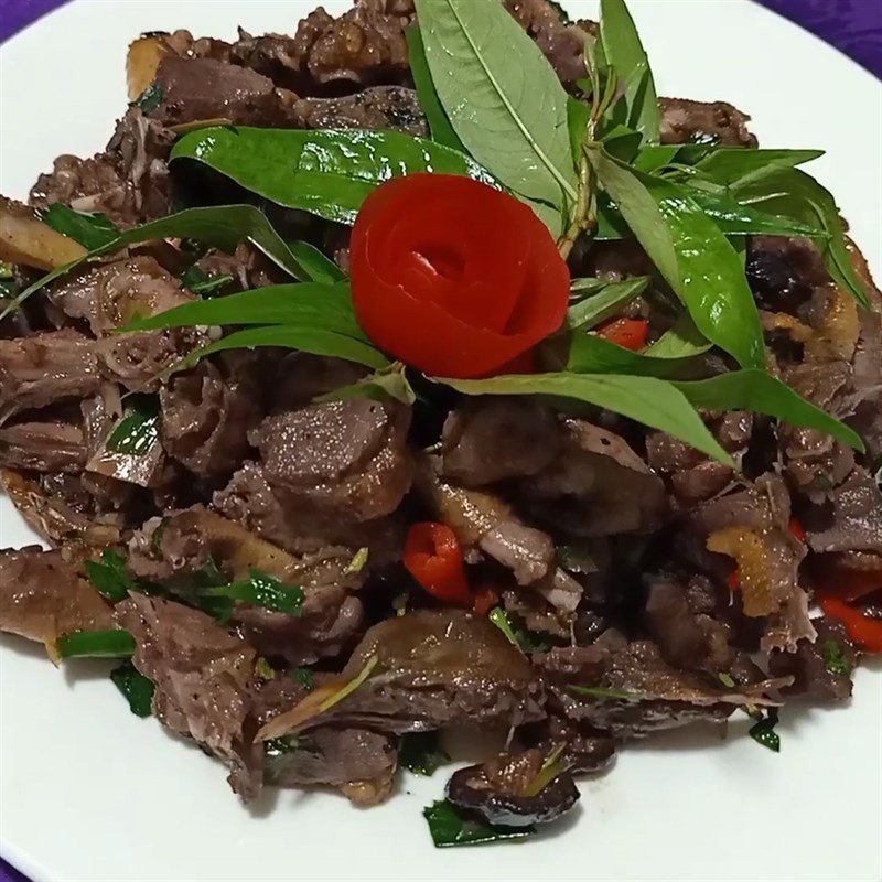 Thành phẩm cách xào chim bồ câu rau răm