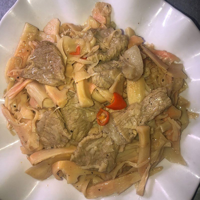 Thành phẩm cách xào măng với thịt heo thơm lừng, hấp dẫn