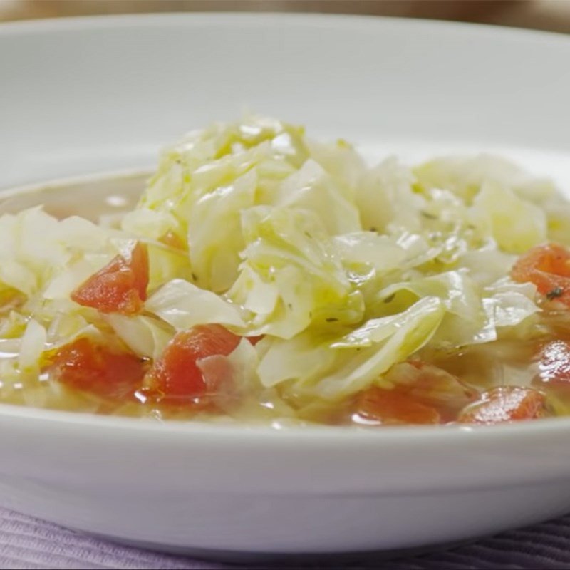 Thành phẩm canh bắp cải cà chua truyền thống thơm ngon