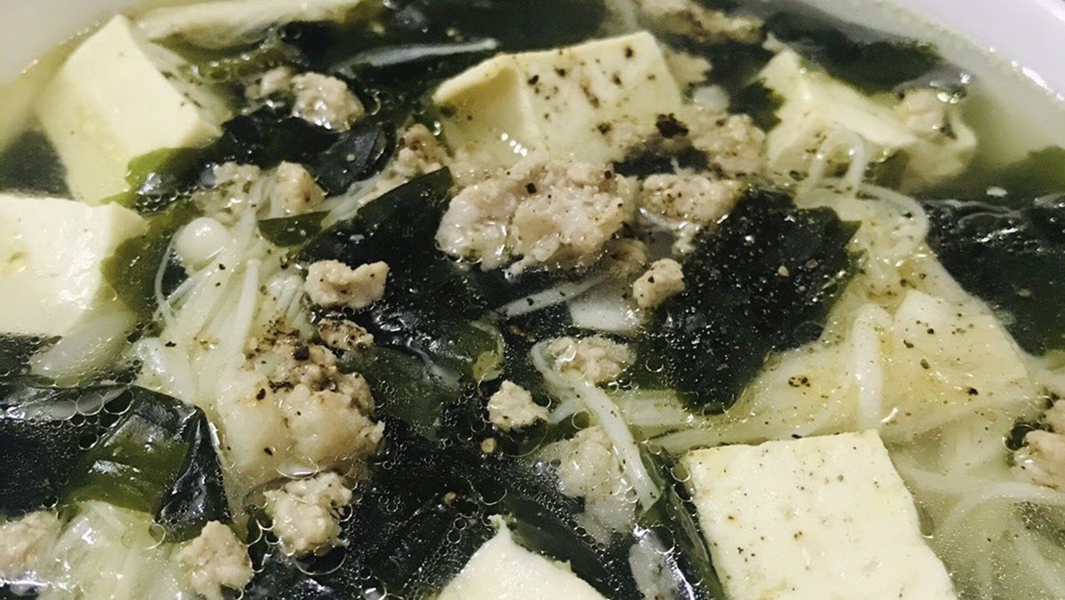 Thành phẩm canh rong biển thịt bằm đậu hũ