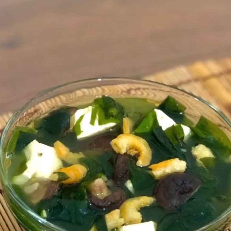 Thành phẩm canh rong biển với tôm khô