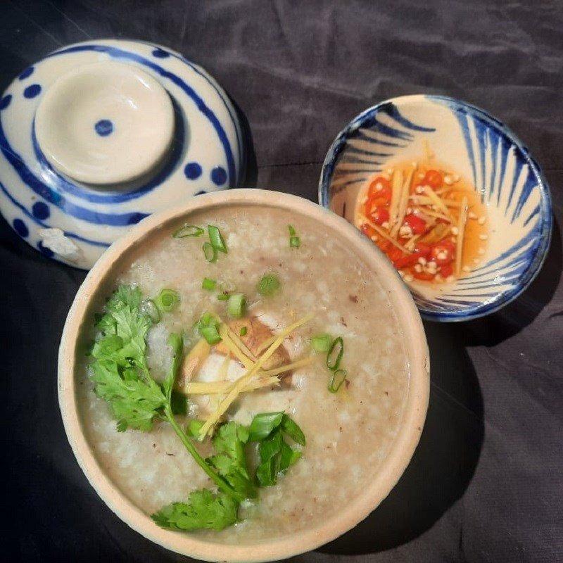 Thành phẩm cháo hột vịt lộn hoàn chỉnh, sẵn sàng thưởng thức