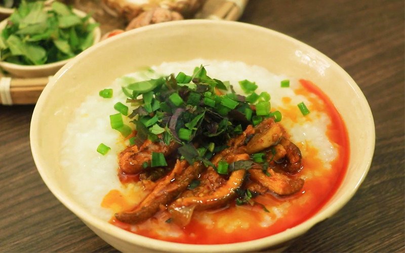 Thành phẩm cháo lươn xứ Nghệ nóng hổi