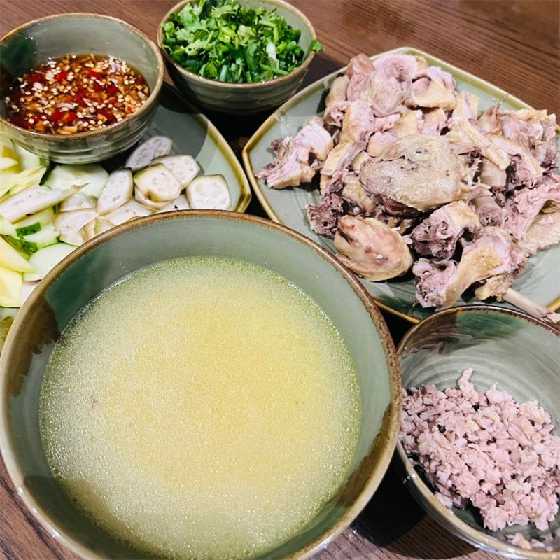 Thành phẩm cháo vịt miền Bắc nóng hổi, thịt vịt chặt miếng vừa ăn