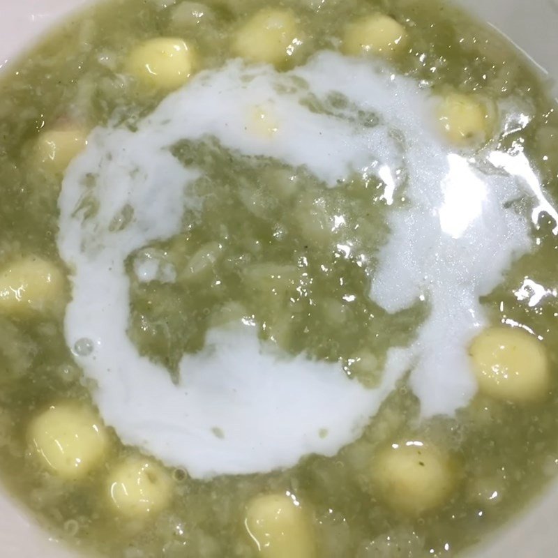 Thành phẩm chè cốm hạt sen lá dứa hấp dẫn, hương vị ngọt dịu và thanh mát