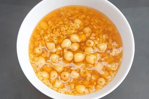 Thành phẩm chè hạt sen đậu xanh nguyên vỏ cùng nước cốt dừa thơm lừng