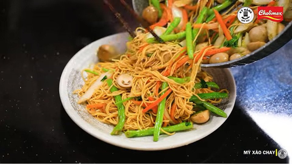 Thành phẩm đĩa mì xào chay thơm ngon, hấp dẫn đã hoàn thành