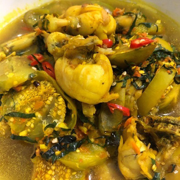 Thành phẩm ếch om cà dừa với lá lốt và ớt