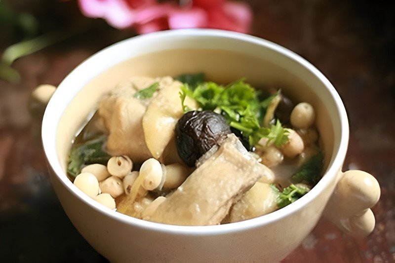 Thành phẩm gà tiềm hạt sen nấm đông cô đơn giản nhưng đầy đủ dinh dưỡng