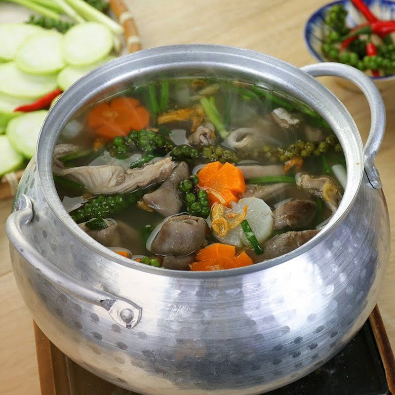 Thành phẩm lẩu bao tử hầm tiêu xanh nóng hổi hấp dẫn