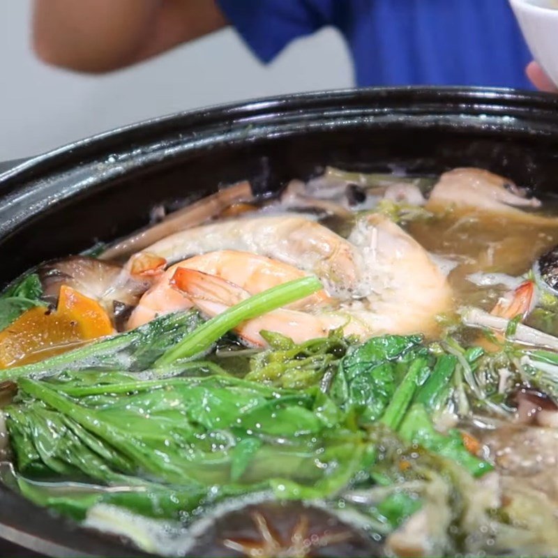 Thành phẩm lẩu hải sản nấm thơm ngon