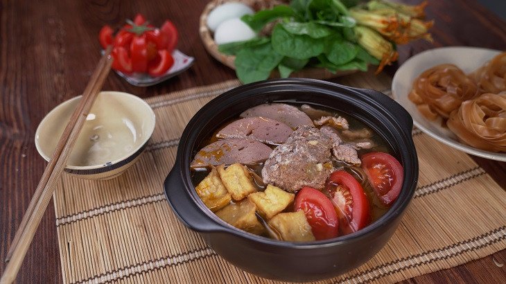 Thành phẩm lẩu riêu cua đồng thơm ngon với đầy đủ topping