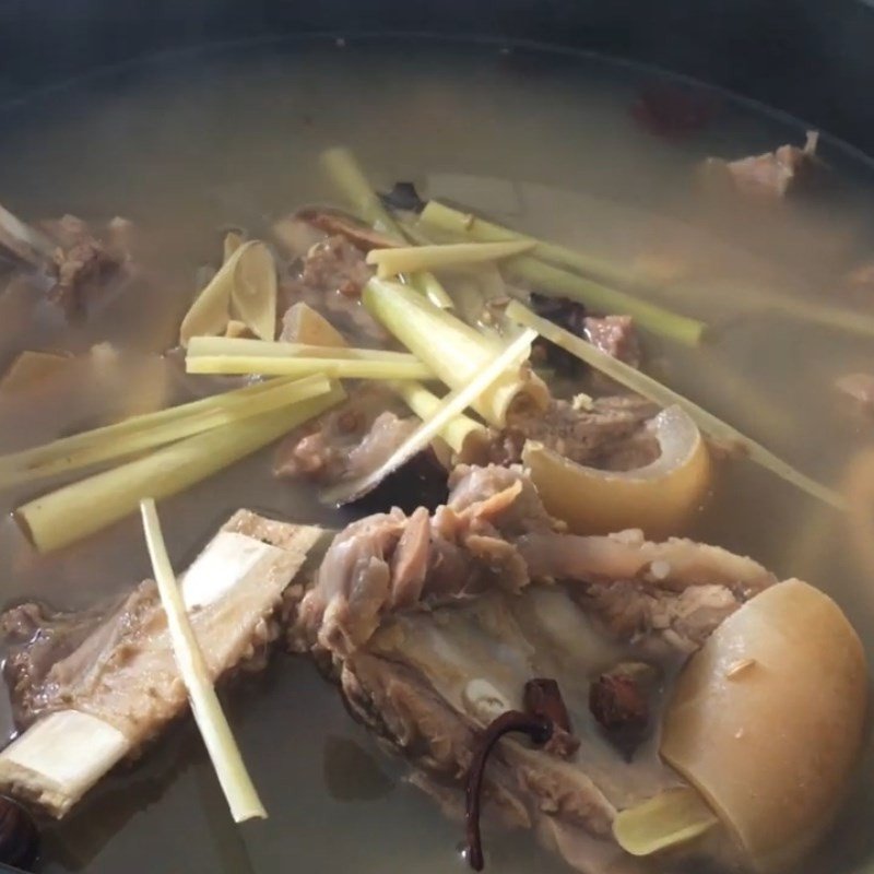 Thành phẩm lẩu xương bò thơm ngon, nóng hổi