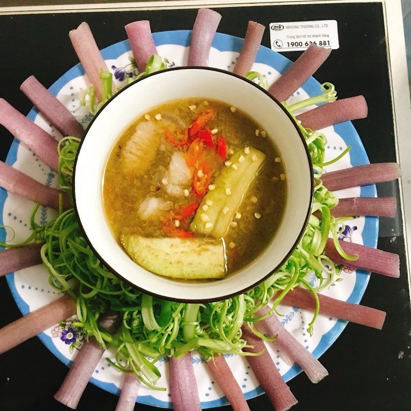 Thành phẩm mắm kho cá hú ăn cùng bún và rau tươi