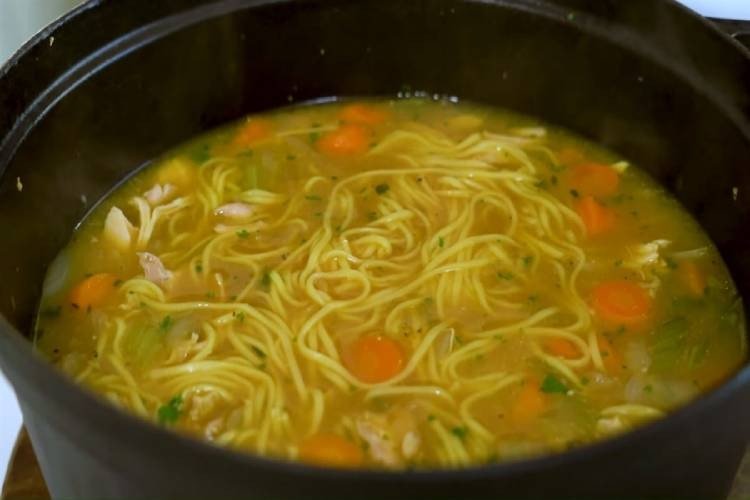 Thành phẩm mì gà nấu rau củ bổ dưỡng