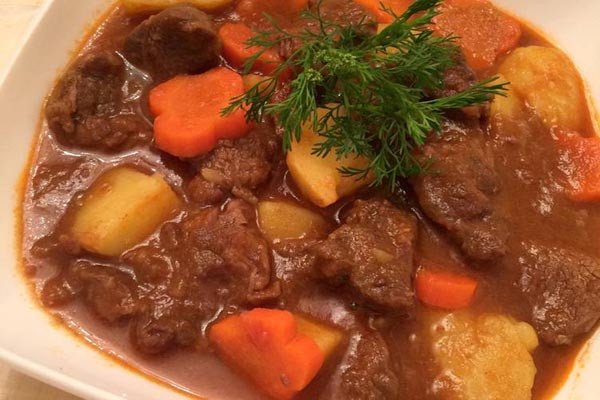 Thành phẩm món bò sốt vang kiểu Pháp nóng hổi