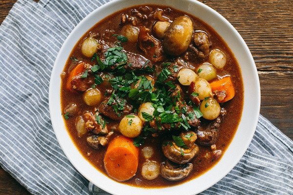 Thành phẩm món bò sốt vang nóng hổi, thơm lừng, kèm bánh mì baguette truyền thống