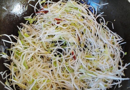 Thành phẩm món giá đỗ xào giòn ngon chuẩn vị sau khi chế biến