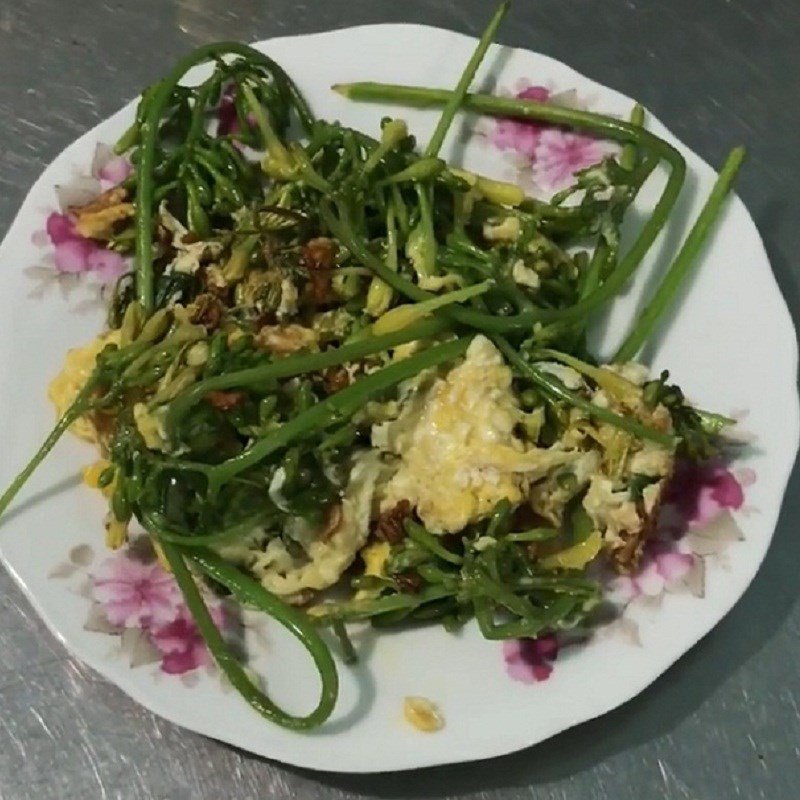 Thành phẩm món hoa đu đủ đực xào trứng gà vàng ươm