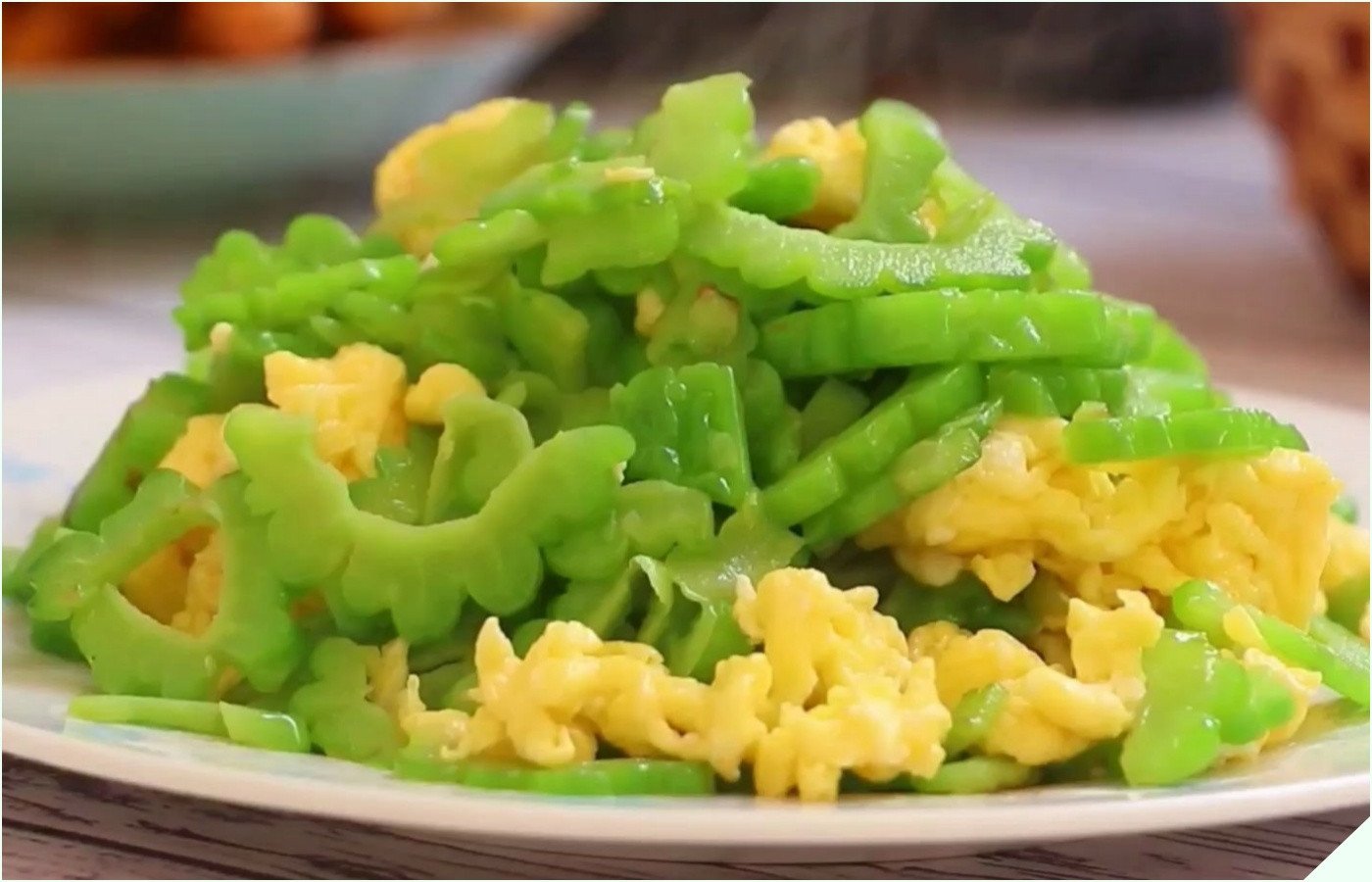 Thành phẩm món khổ qua xào trứng thơm lừng, hấp dẫn sau khi chế biến