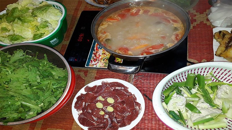 Thành phẩm món lẩu thịt trâu nhúng mẻ hoàn chỉnh, sẵn sàng để thưởng thức