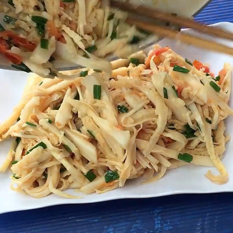 Thành phẩm món măng xào cà chua thơm ngon